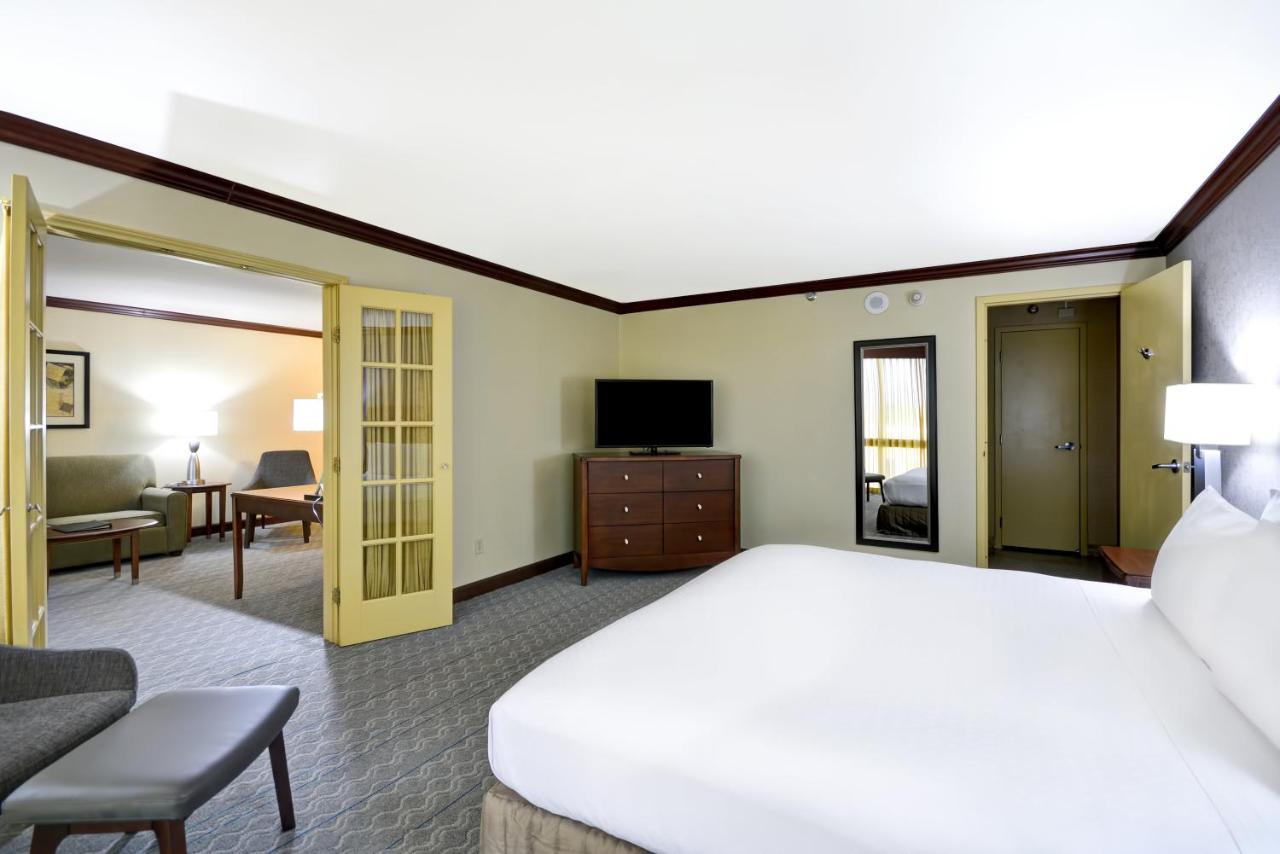 Crowne Plaza Tulsa Hotel Southern Hills Номер фото