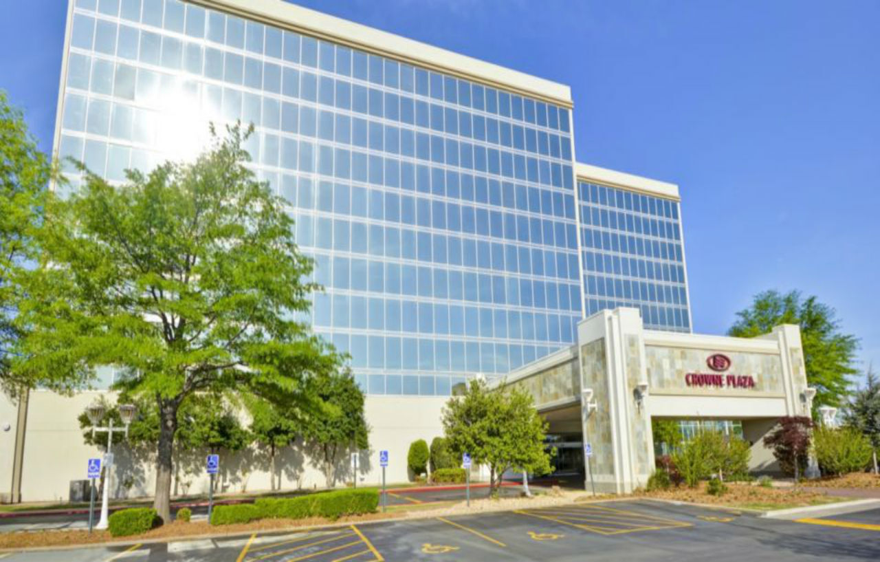 Crowne Plaza Tulsa Hotel Southern Hills Экстерьер фото