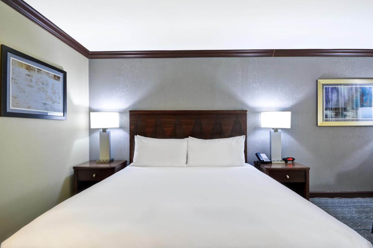 Crowne Plaza Tulsa Hotel Southern Hills Номер фото