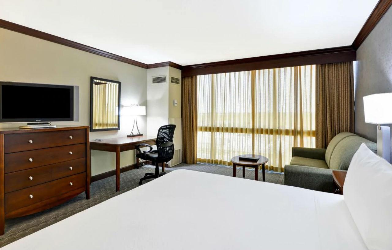 Crowne Plaza Tulsa Hotel Southern Hills Экстерьер фото