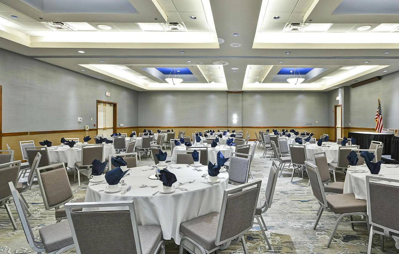 Crowne Plaza Tulsa Hotel Southern Hills Экстерьер фото