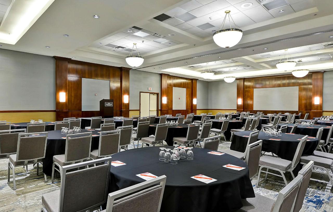 Crowne Plaza Tulsa Hotel Southern Hills Экстерьер фото